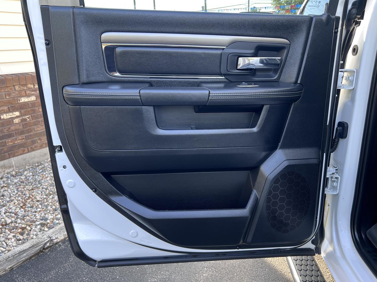 RAM 1500 4WD Crew Cab 140.5" Sport 2016