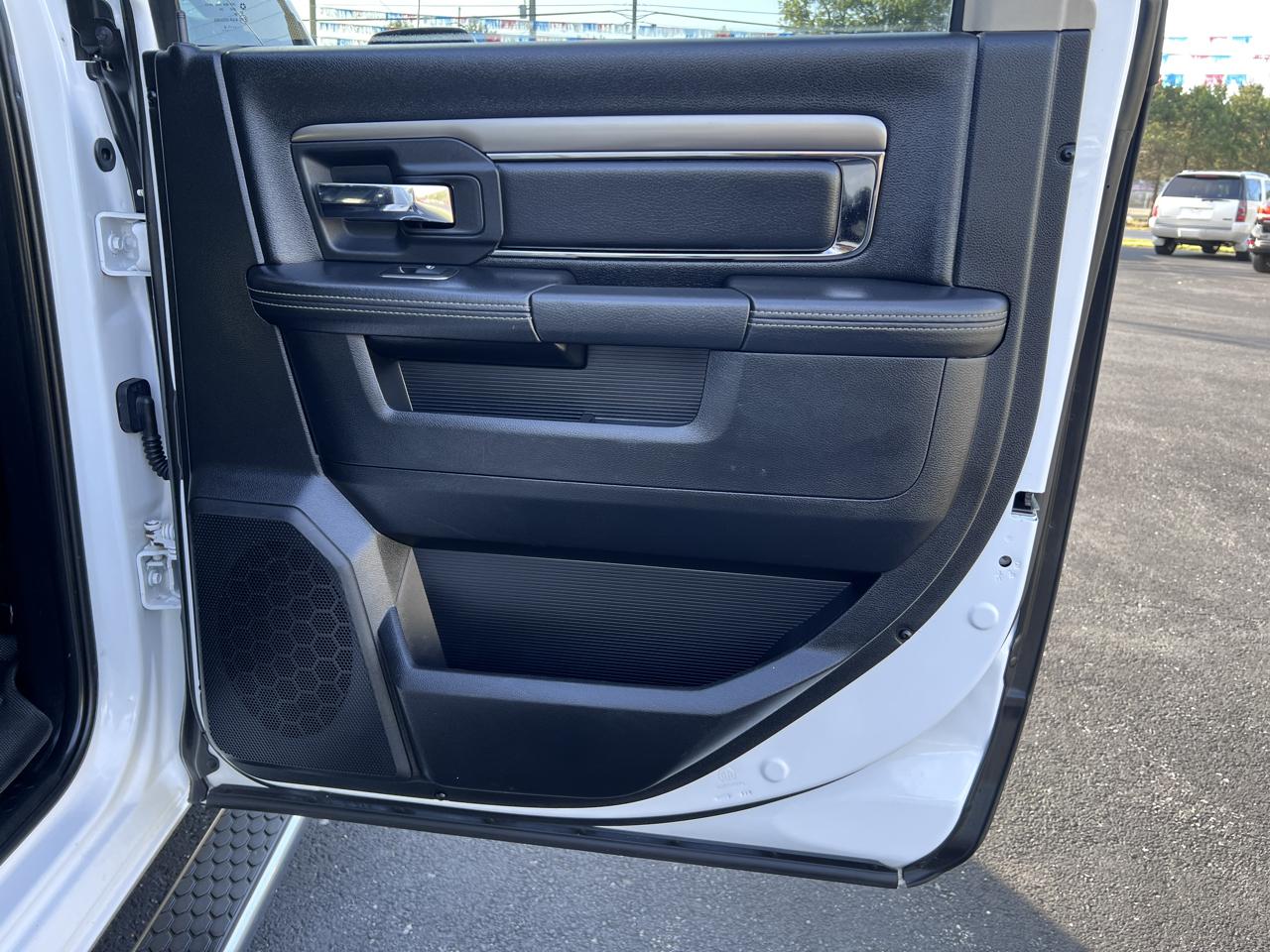 RAM 1500 4WD Crew Cab 140.5" Sport 2016