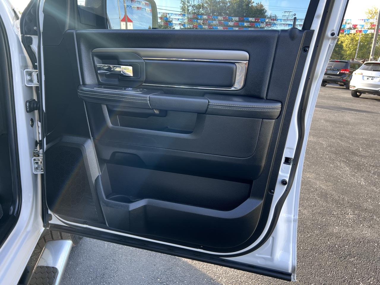 RAM 1500 4WD Crew Cab 140.5" Sport 2016