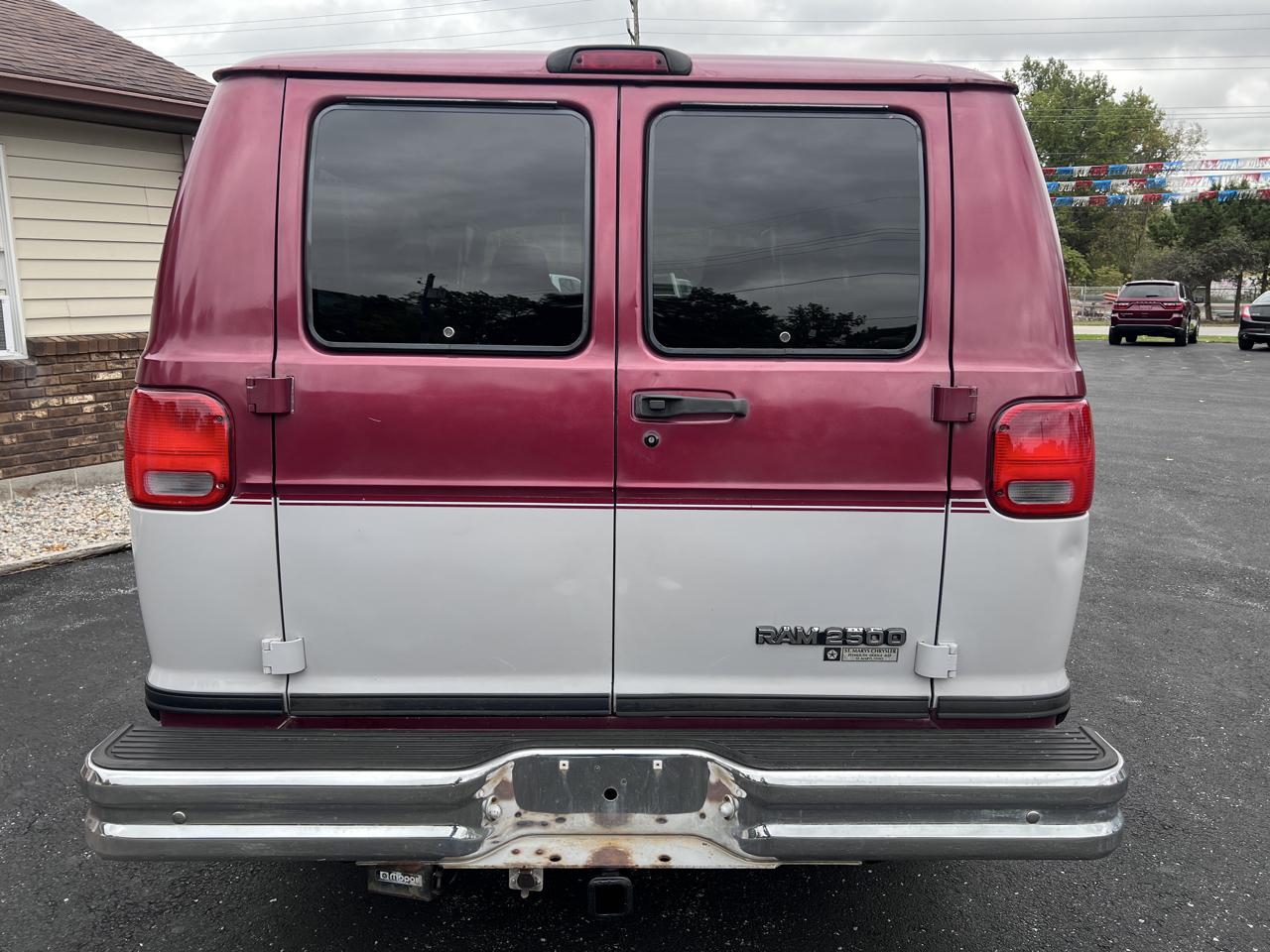 Dodge Ram Wagon B2500 127" WB 1997