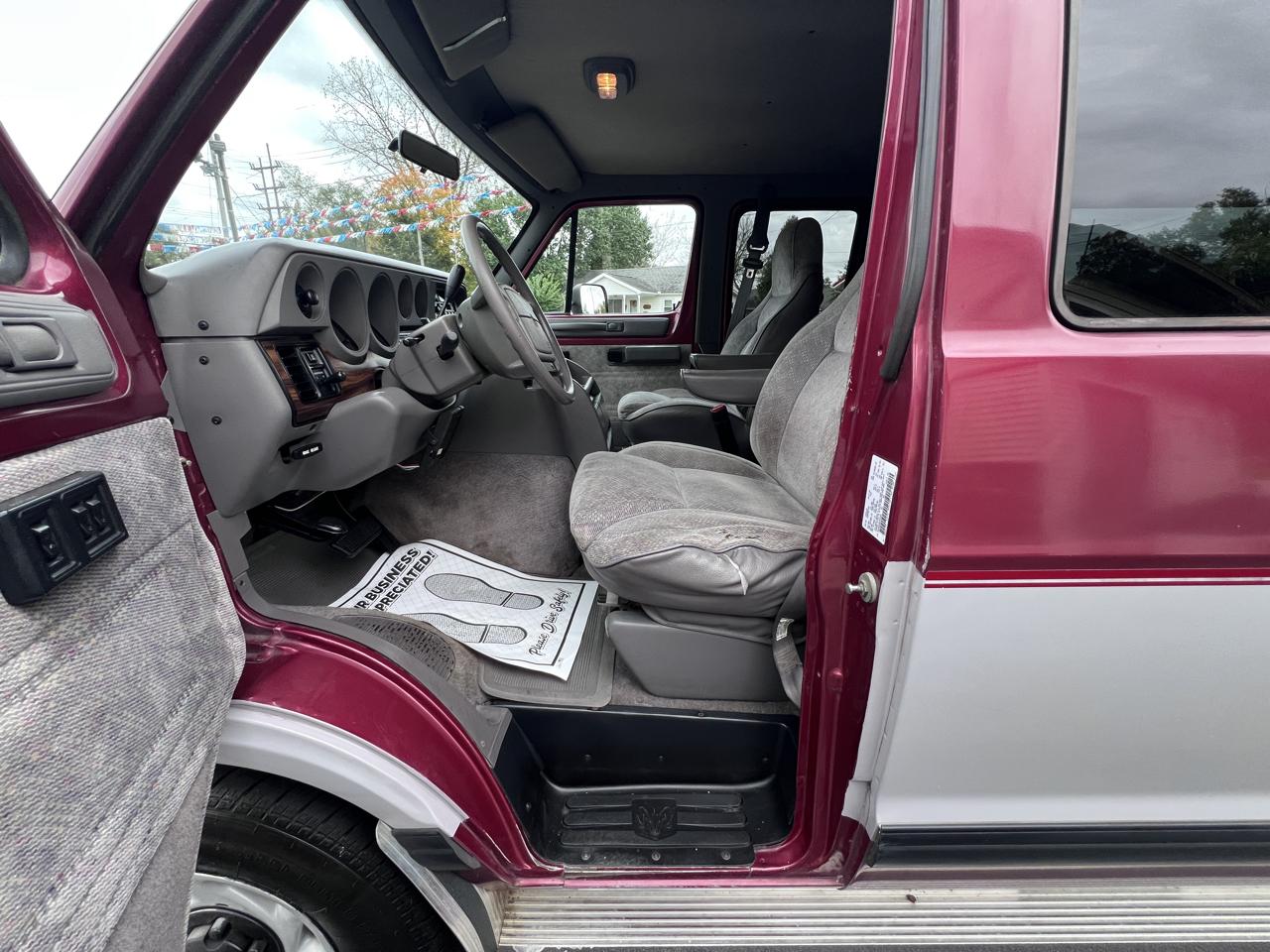 Dodge Ram Wagon B2500 127" WB 1997