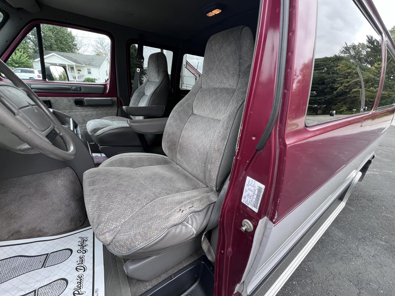Dodge Ram Wagon B2500 127" WB 1997