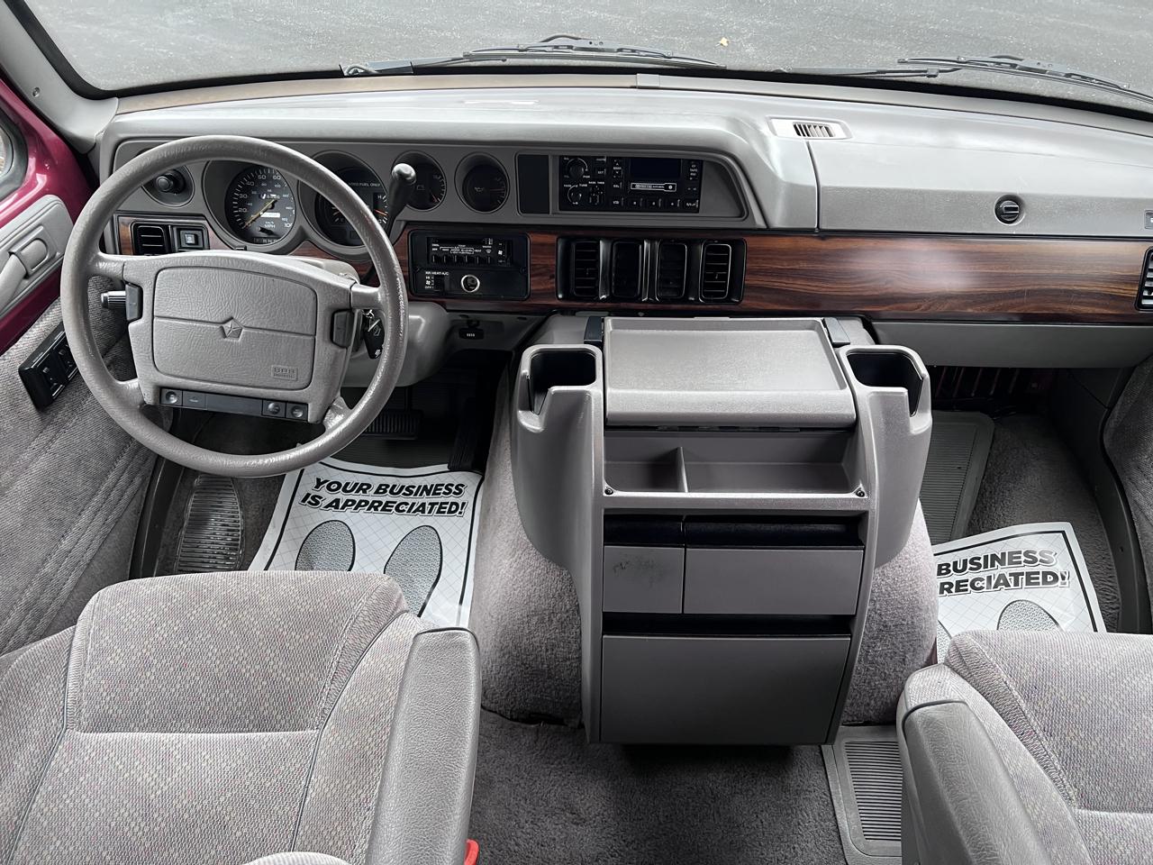 Dodge Ram Wagon B2500 127" WB 1997