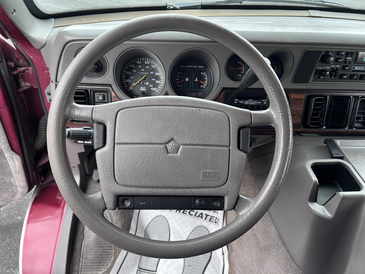 Dodge Ram Wagon B2500 127" WB 1997