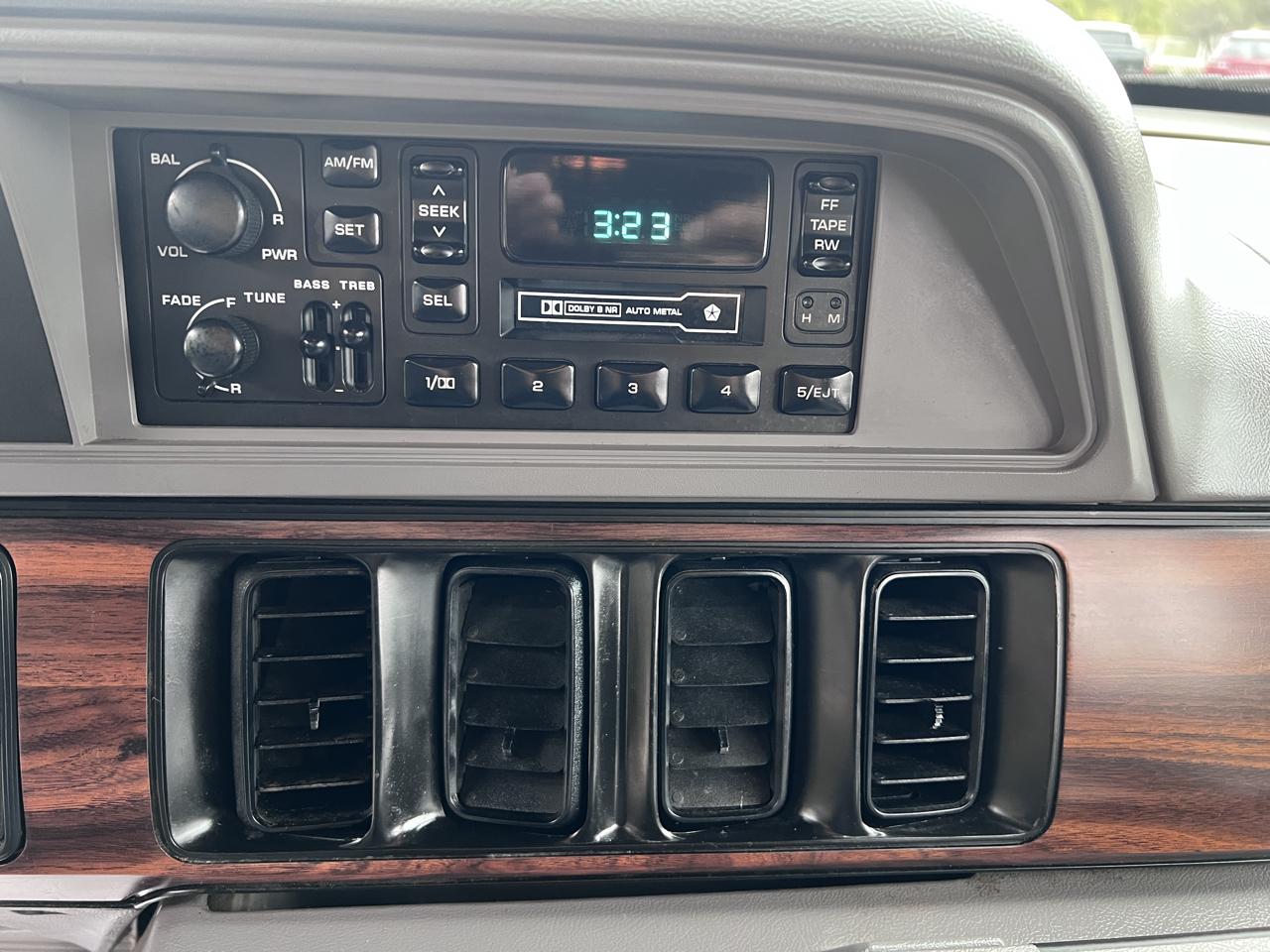 Dodge Ram Wagon B2500 127" WB 1997