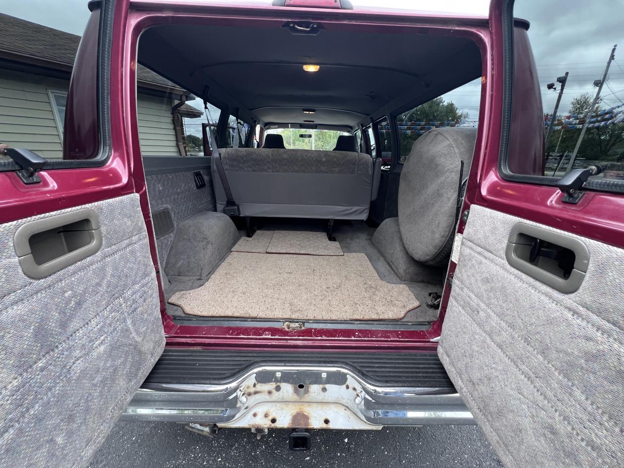 Dodge Ram Wagon B2500 127" WB 1997