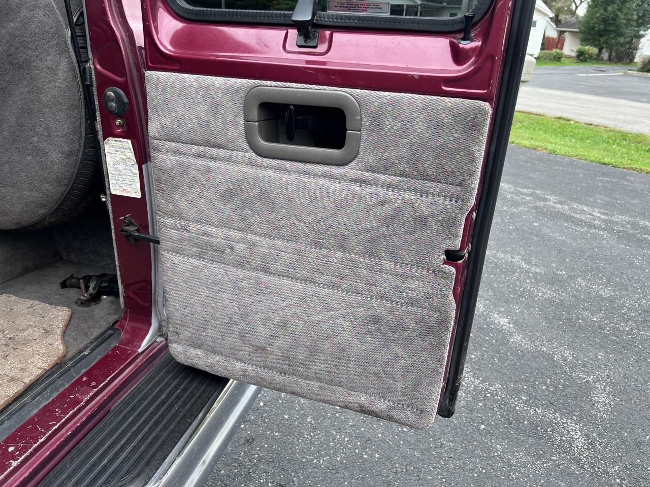 Dodge Ram Wagon B2500 127" WB 1997