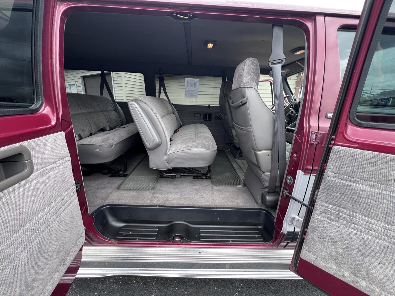 Dodge Ram Wagon B2500 127" WB 1997