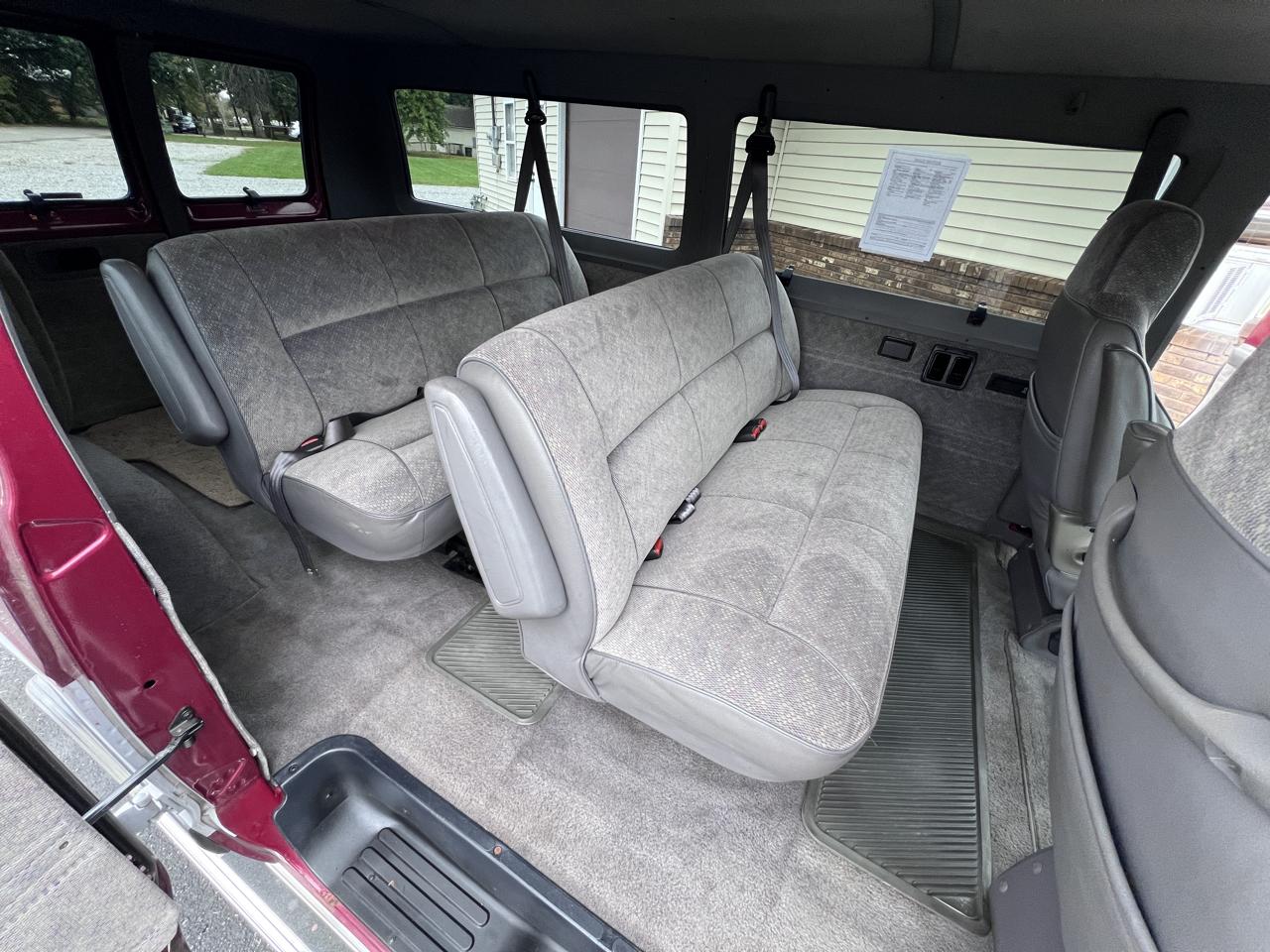 Dodge Ram Wagon B2500 127" WB 1997
