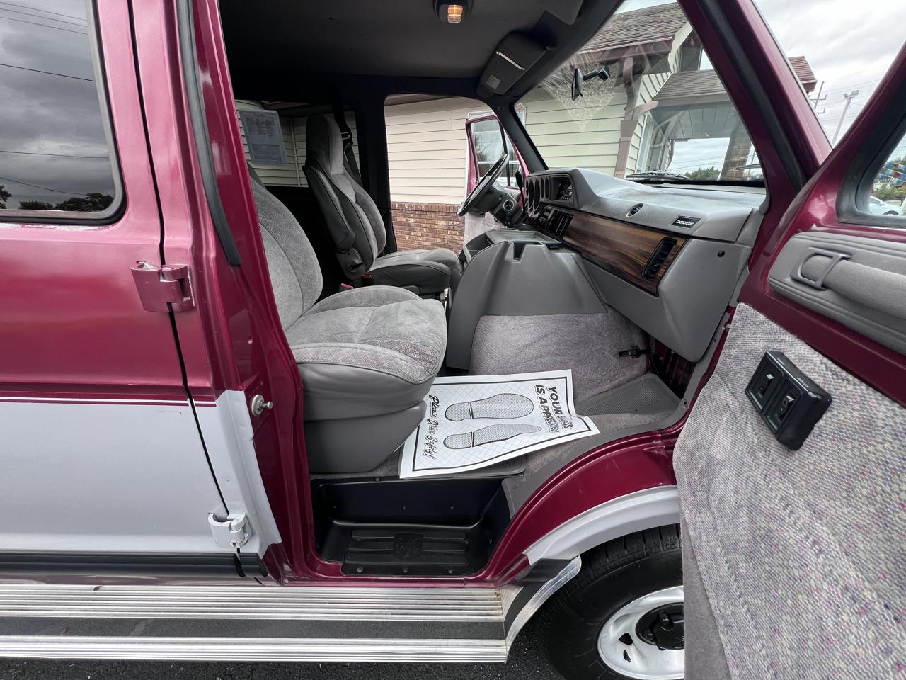 Dodge Ram Wagon B2500 127" WB 1997