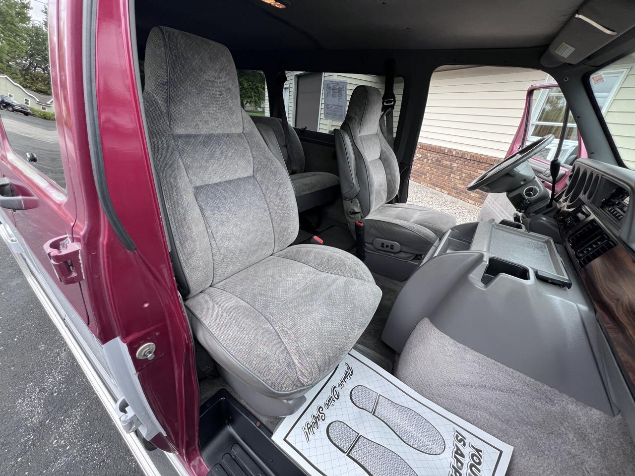 Dodge Ram Wagon B2500 127" WB 1997