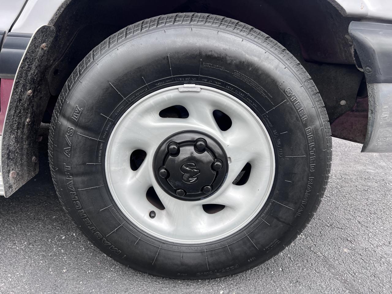 Dodge Ram Wagon B2500 127" WB 1997