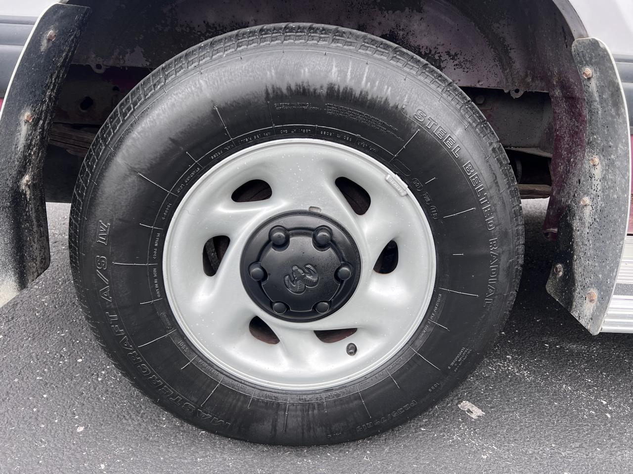 Dodge Ram Wagon B2500 127" WB 1997