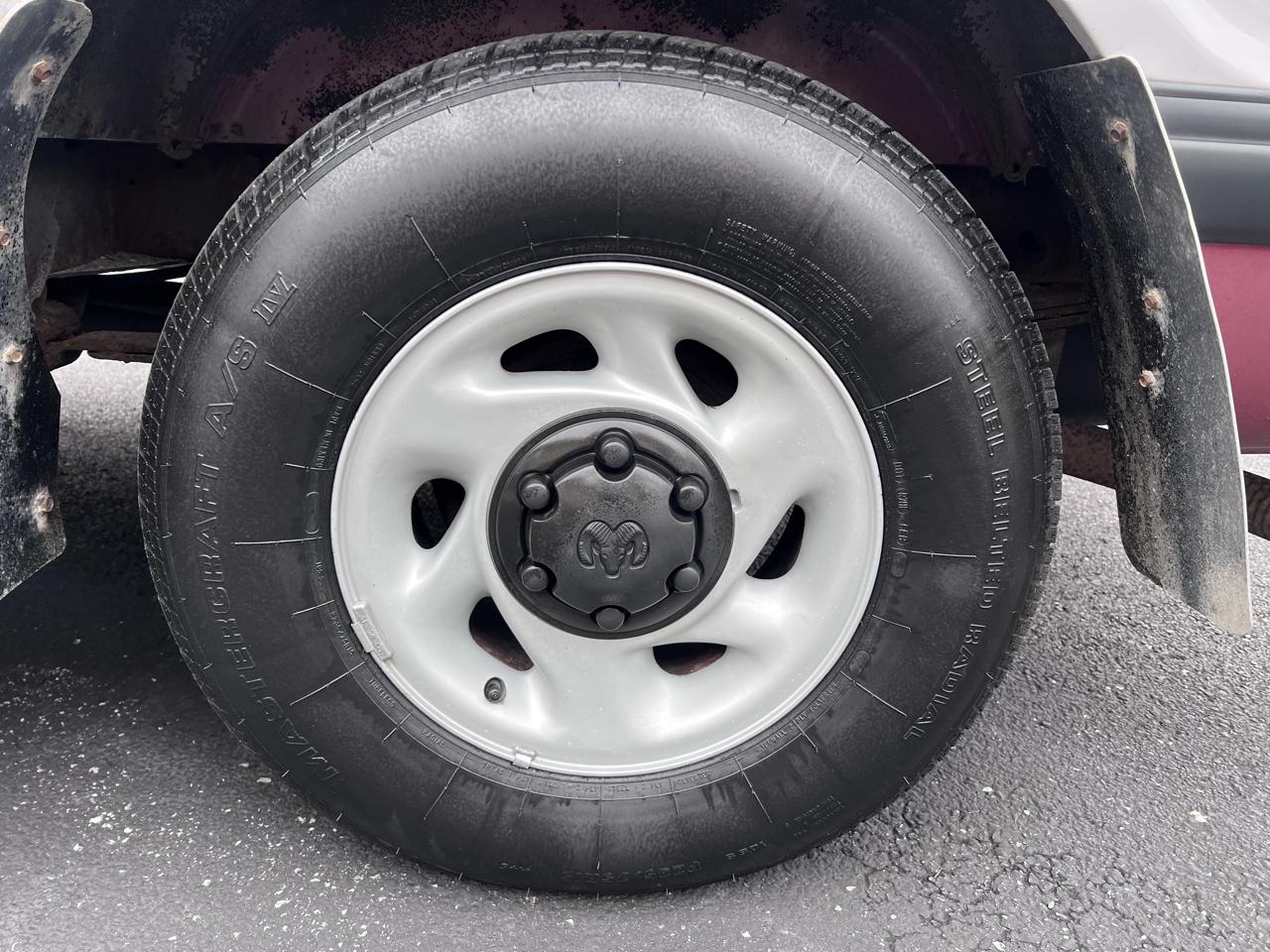 Dodge Ram Wagon B2500 127" WB 1997