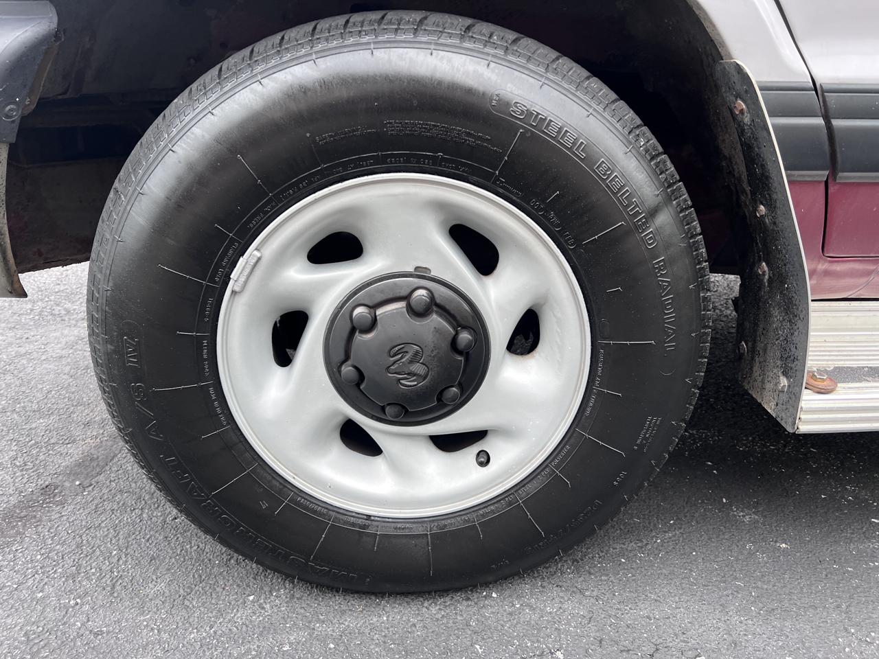Dodge Ram Wagon B2500 127" WB 1997