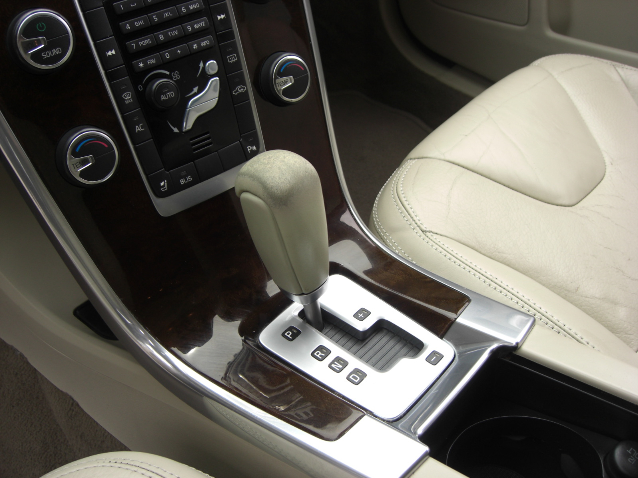 Volvo XC60 4dr 3.2L PZEV 2012