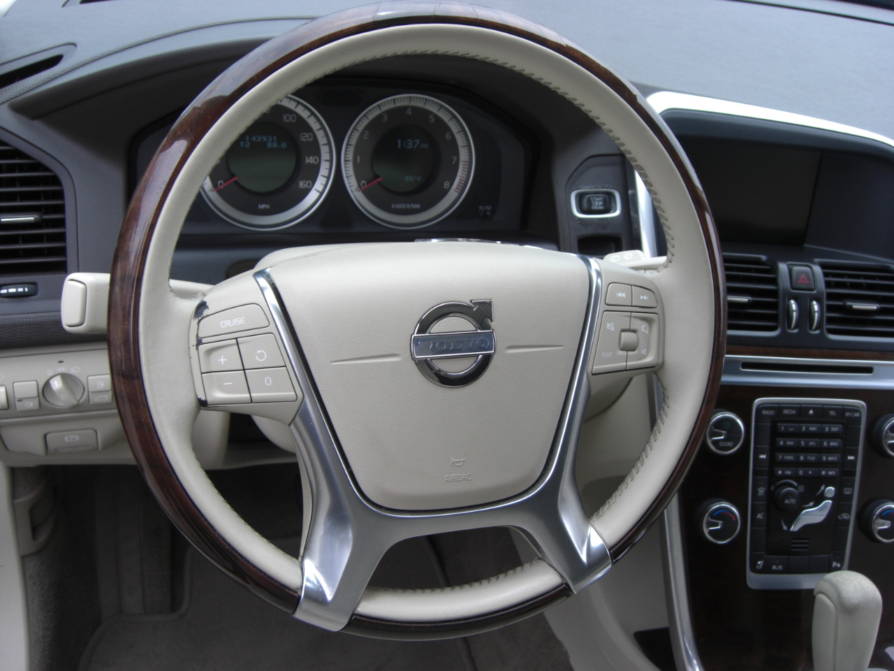 Volvo XC60 4dr 3.2L PZEV 2012