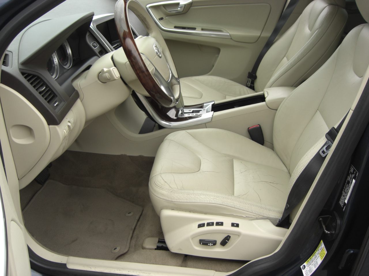 Volvo XC60 4dr 3.2L PZEV 2012