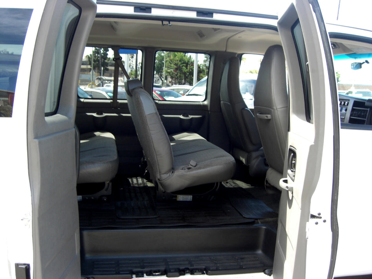 Chevrolet Express Passenger RWD 3500 155" LT w/1LT 2016 Chevrolet Express Passenger RWD 3500 155" LT w/1LT 2016