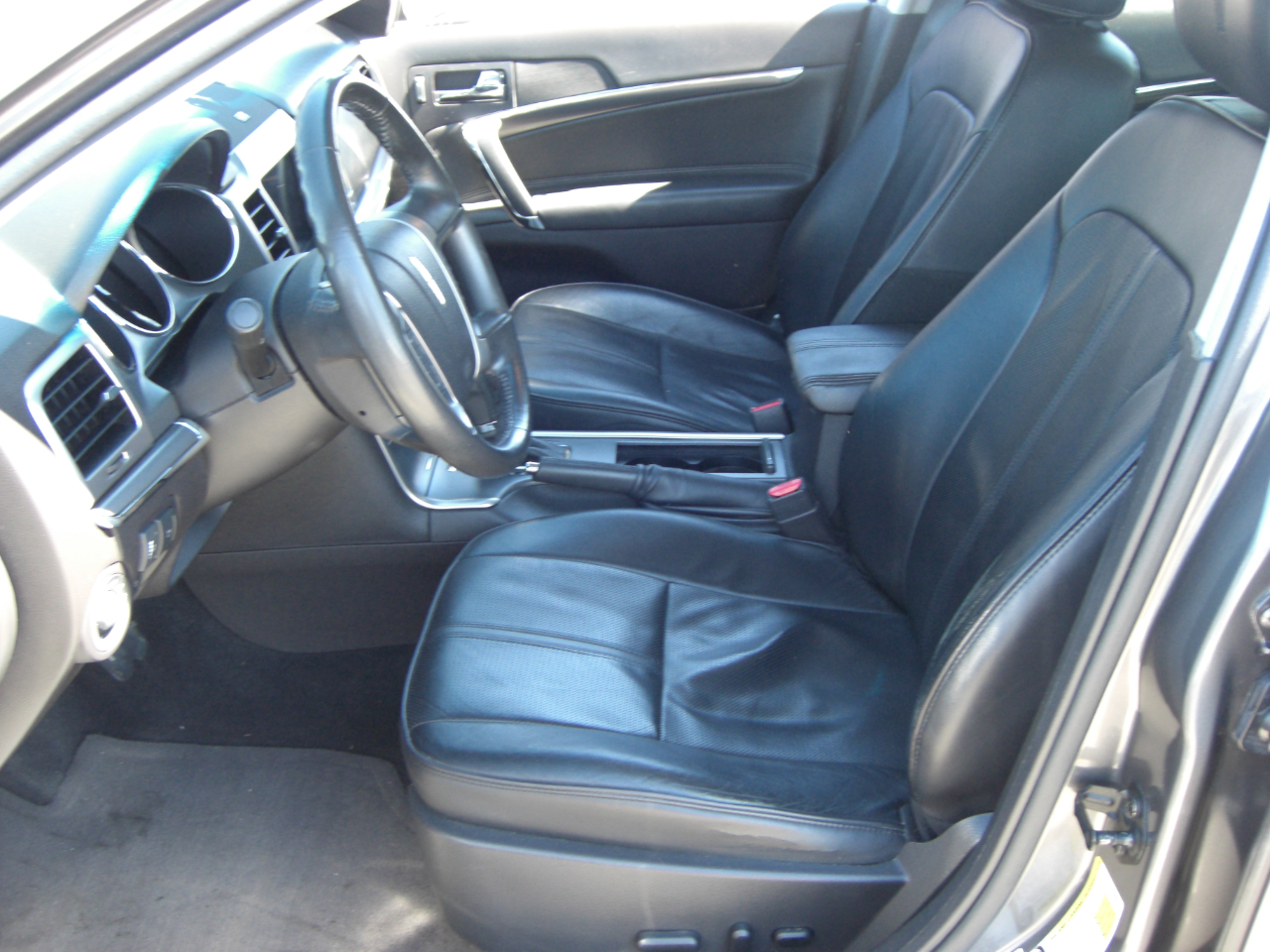 2011 Lincoln MKZ photo 16