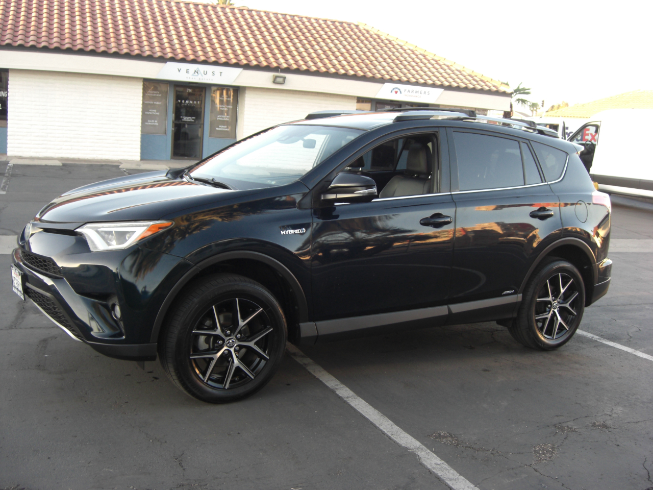 Toyota RAV4 Hybrid SE AWD (Natl) 2018