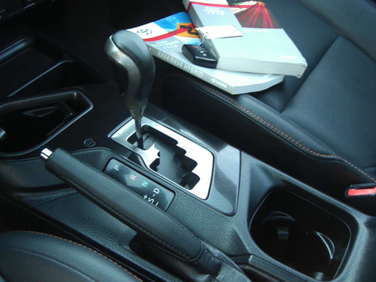 Toyota RAV4 Hybrid SE AWD (Natl) 2018