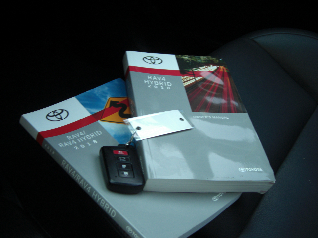 Toyota RAV4 Hybrid SE AWD (Natl) 2018