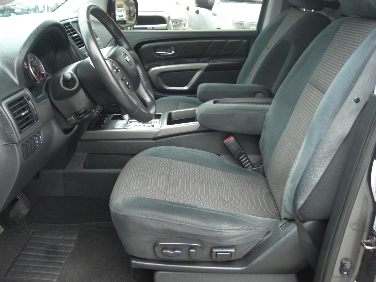 Nissan Armada 2WD 4dr SV 2015