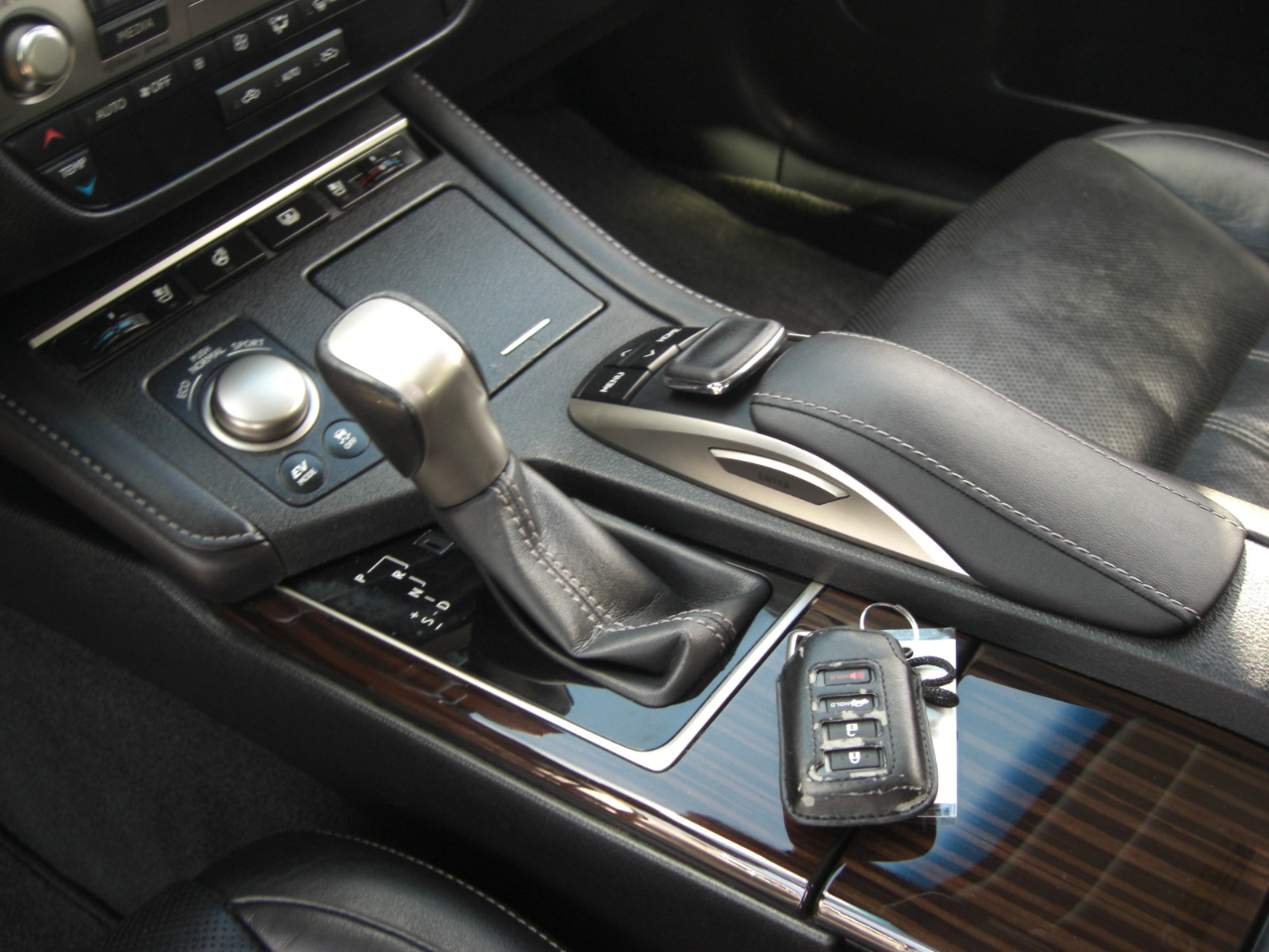 Lexus ES 300h 4dr Sdn Hybrid 2016