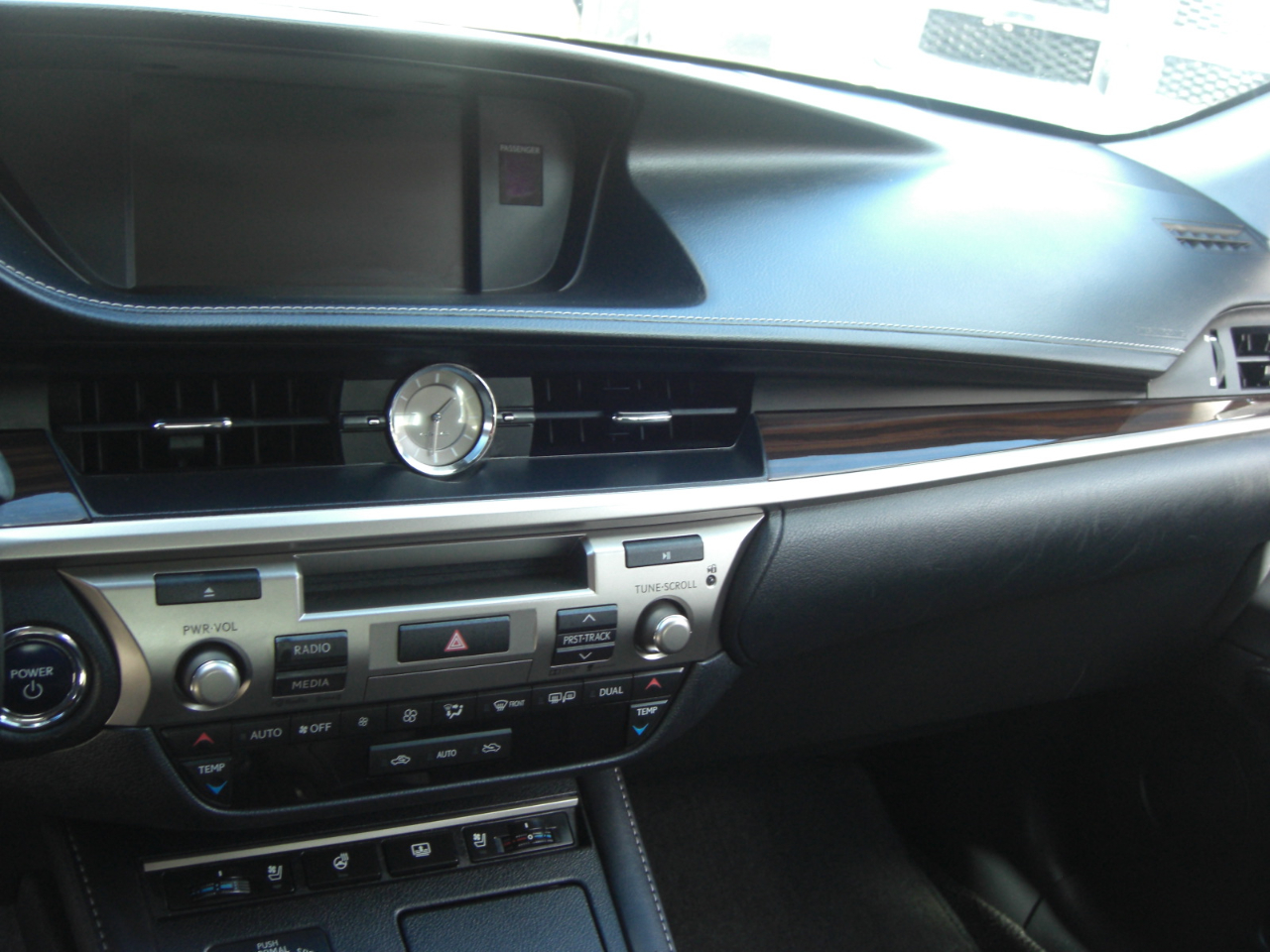 Lexus ES 300h 4dr Sdn Hybrid 2016