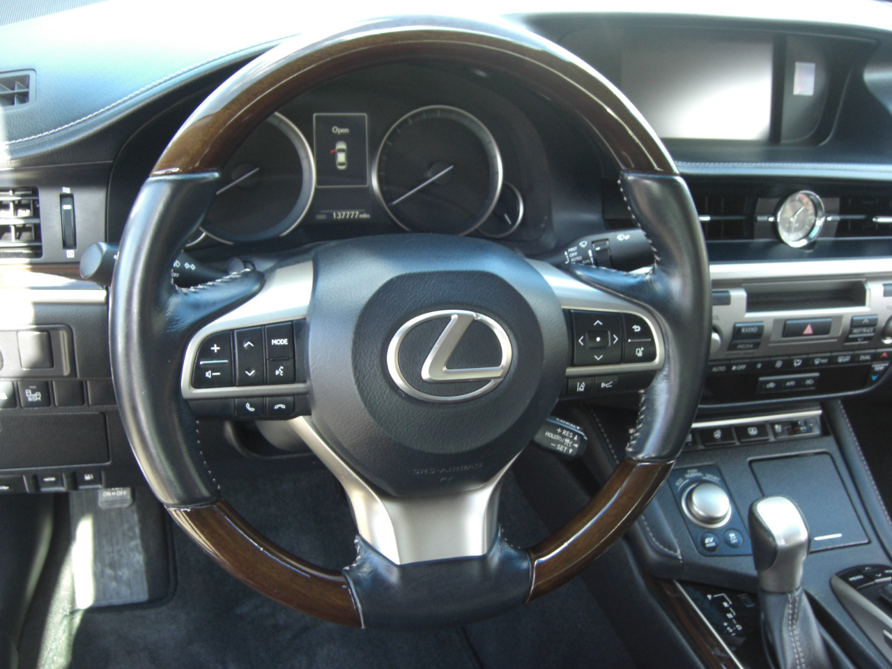 Lexus ES 300h 4dr Sdn Hybrid 2016