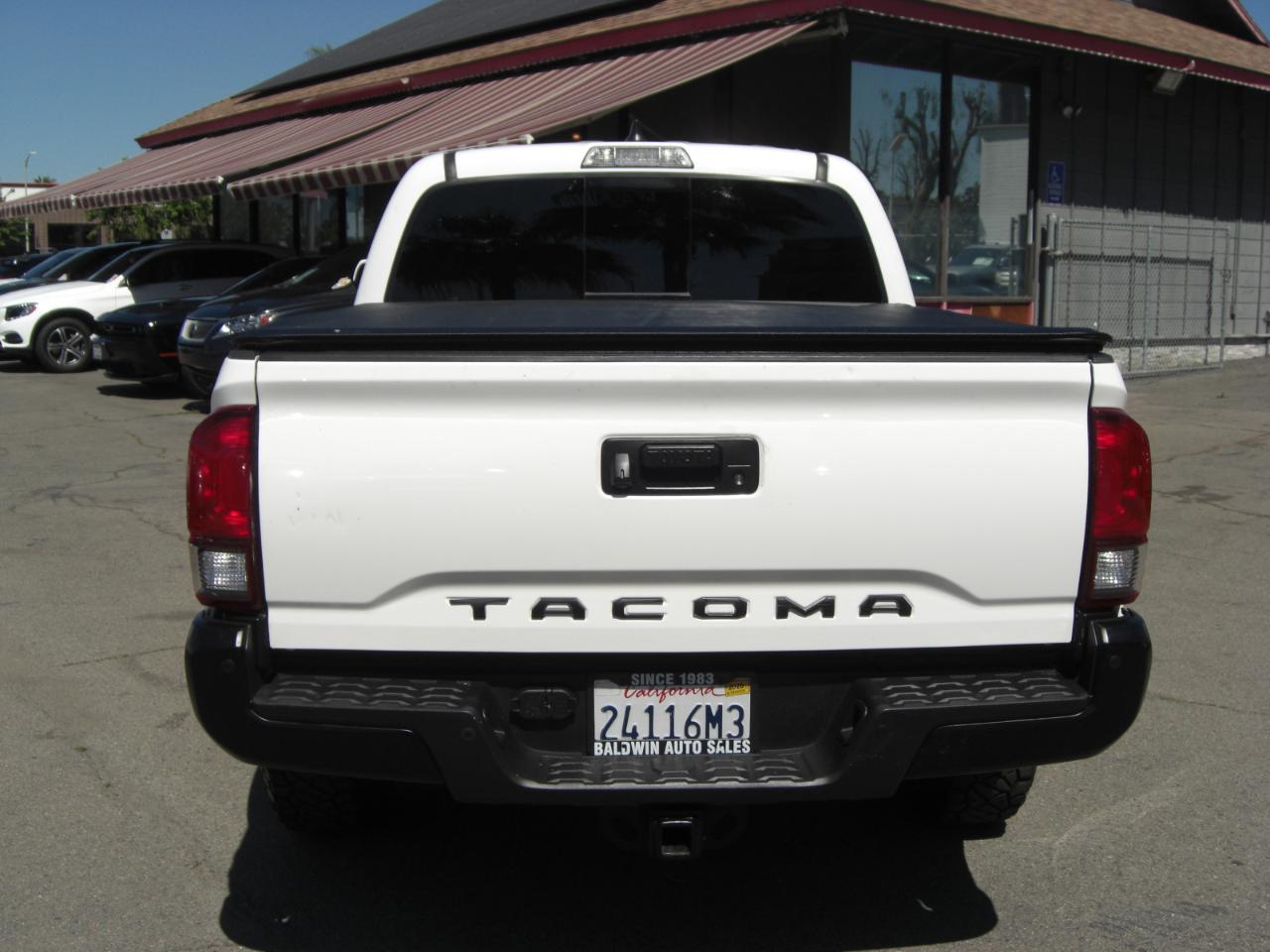Toyota Tacoma 2WD SR5 Double Cab 5' Bed V6 AT (Natl) 2022