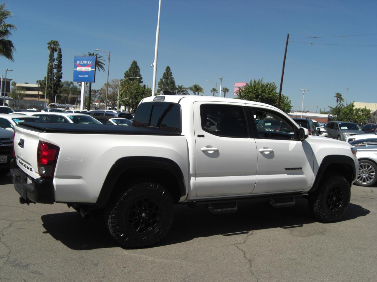 Toyota Tacoma 2WD SR5 Double Cab 5' Bed V6 AT (Natl) 2022