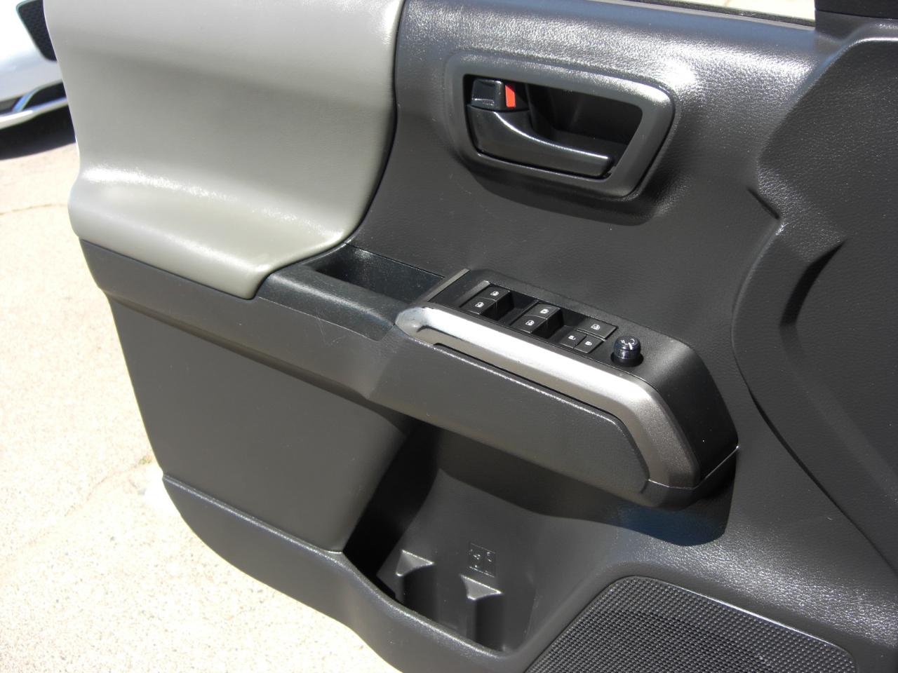 Toyota Tacoma 2WD SR5 Double Cab 5' Bed V6 AT (Natl) 2022