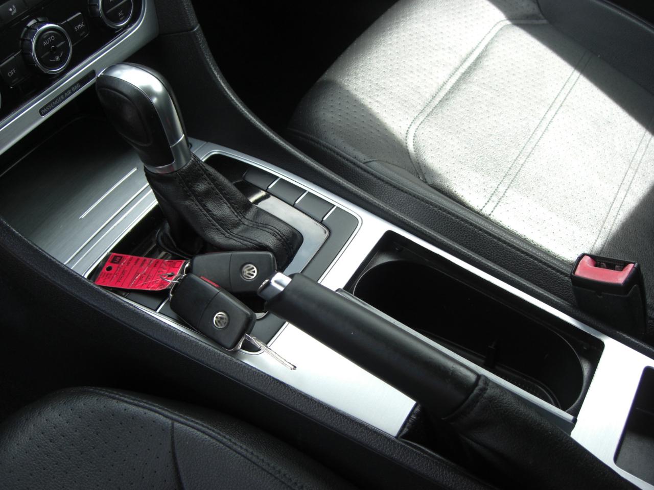 Volkswagen Passat 4dr Sdn 2.5L Auto SE PZEV 2012