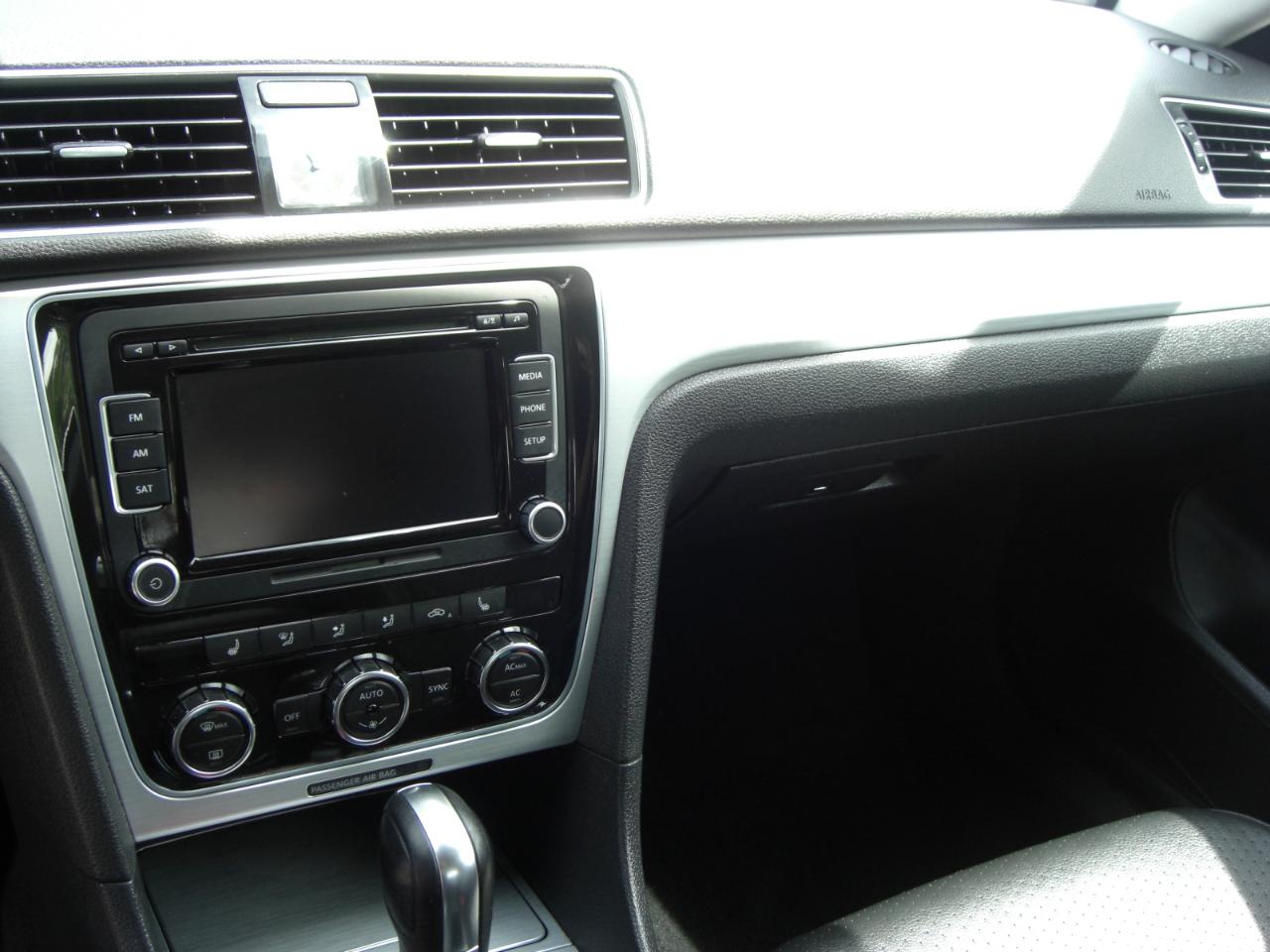 Volkswagen Passat 4dr Sdn 2.5L Auto SE PZEV 2012