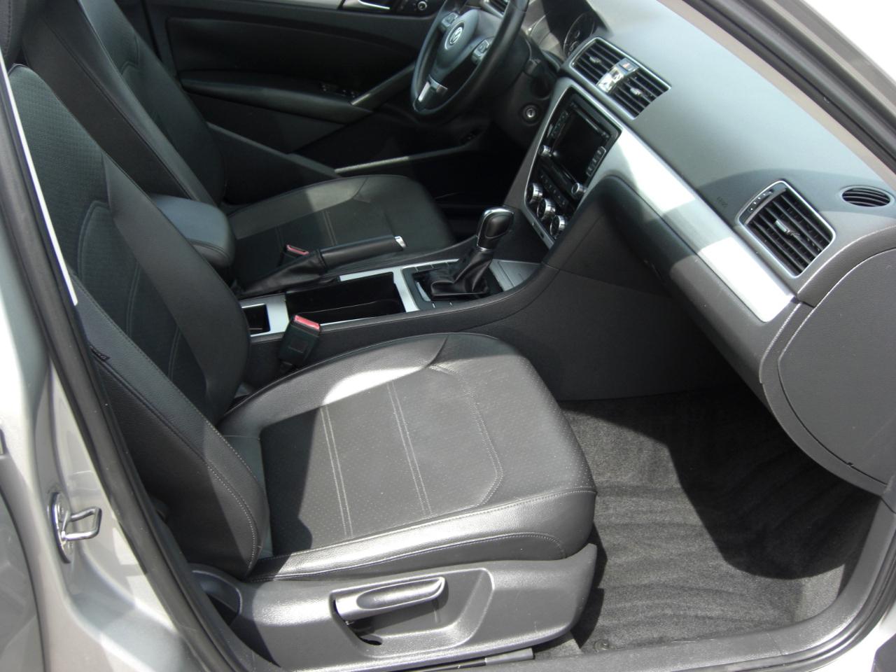 Volkswagen Passat 4dr Sdn 2.5L Auto SE PZEV 2012