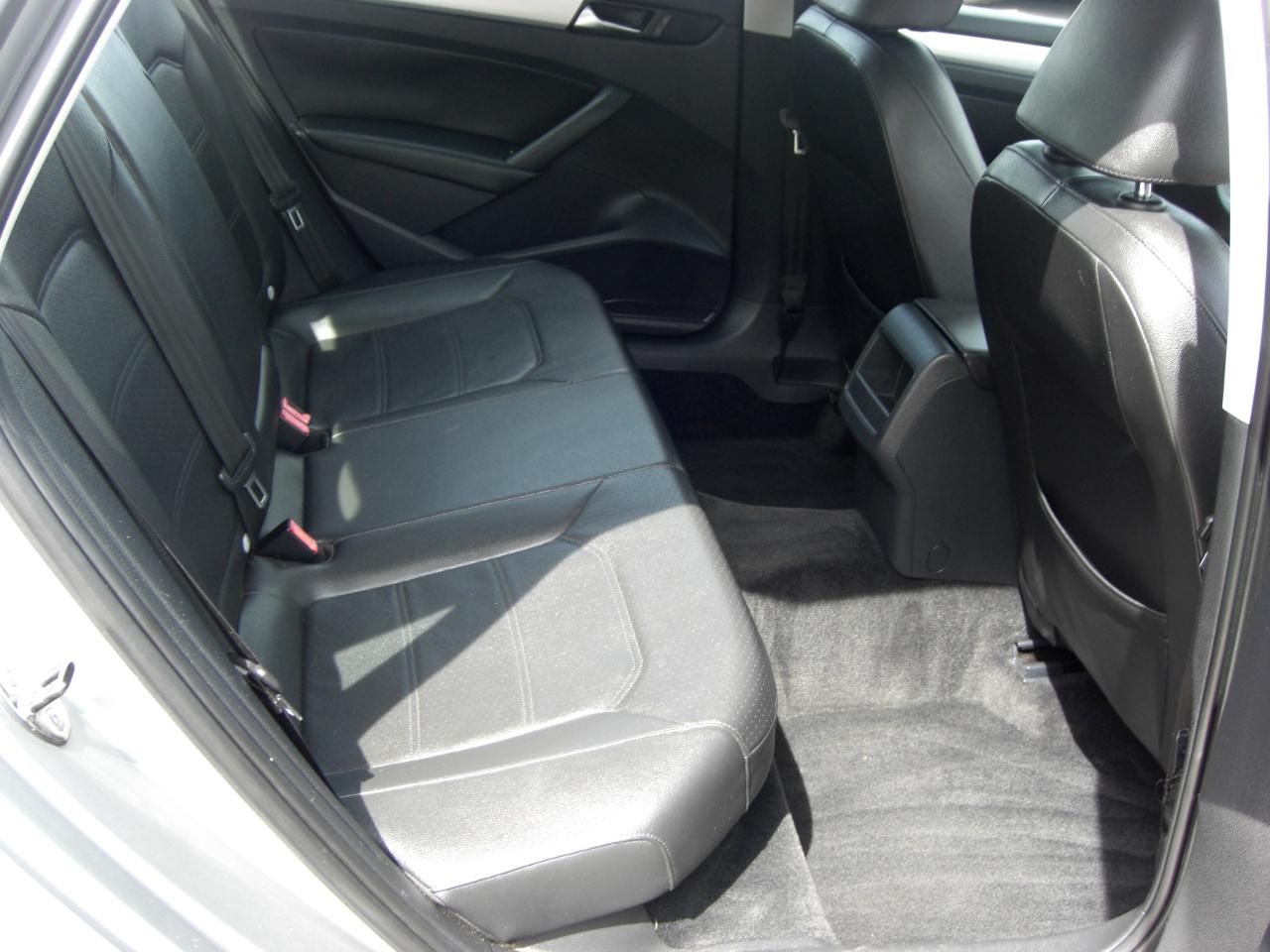 Volkswagen Passat 4dr Sdn 2.5L Auto SE PZEV 2012