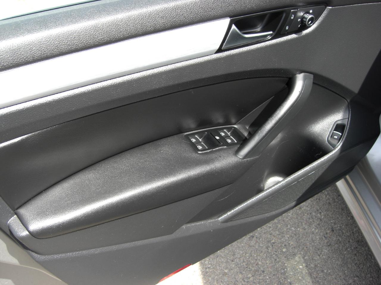 Volkswagen Passat 4dr Sdn 2.5L Auto SE PZEV 2012