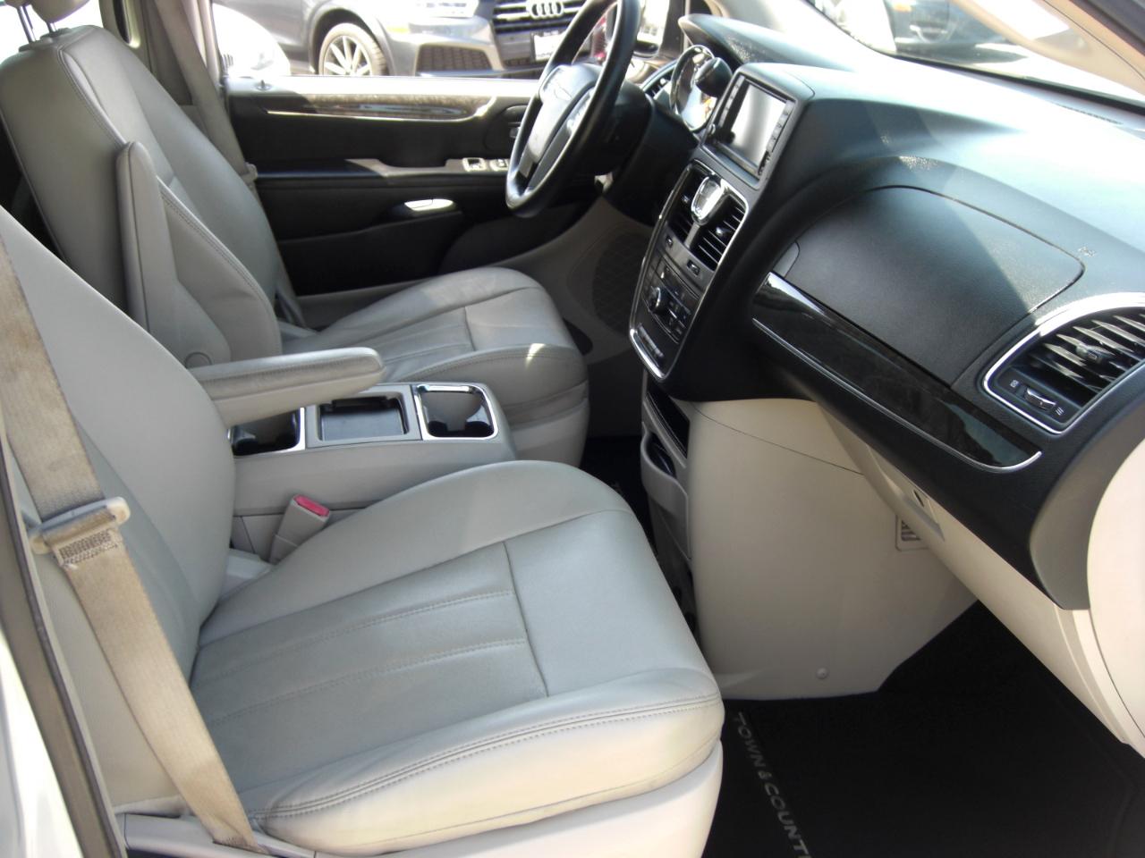 Chrysler Town & Country 4dr Wgn Touring 2013