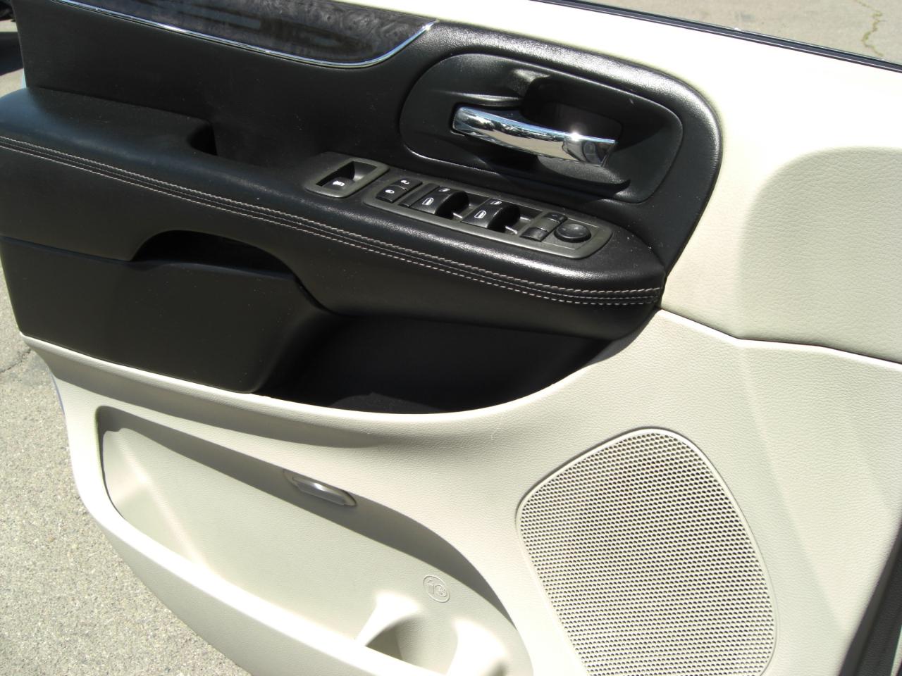 Chrysler Town & Country 4dr Wgn Touring 2013