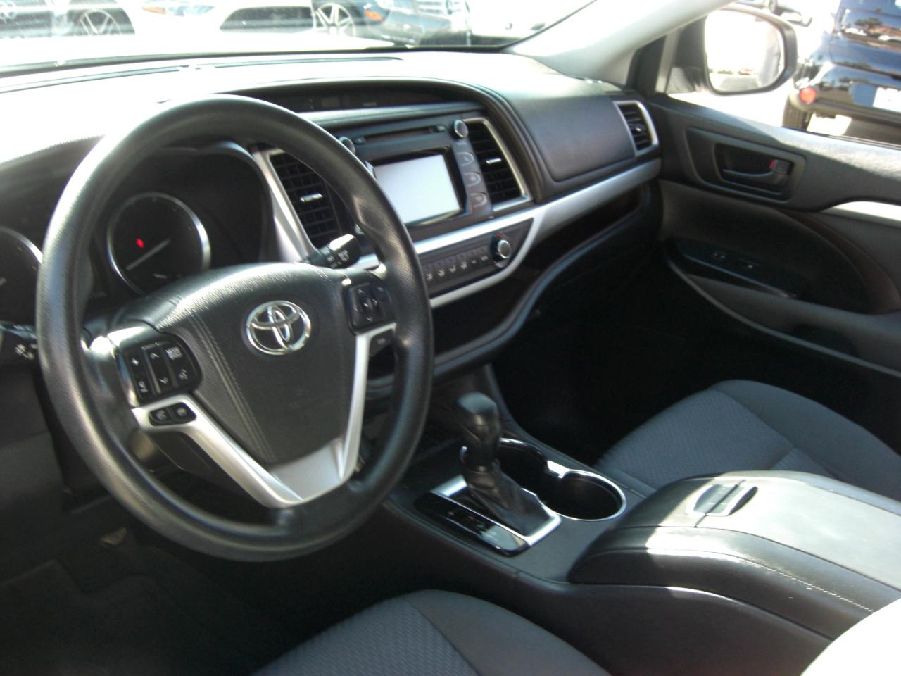 Toyota Highlander FWD 4dr V6 LE (Natl) 2016