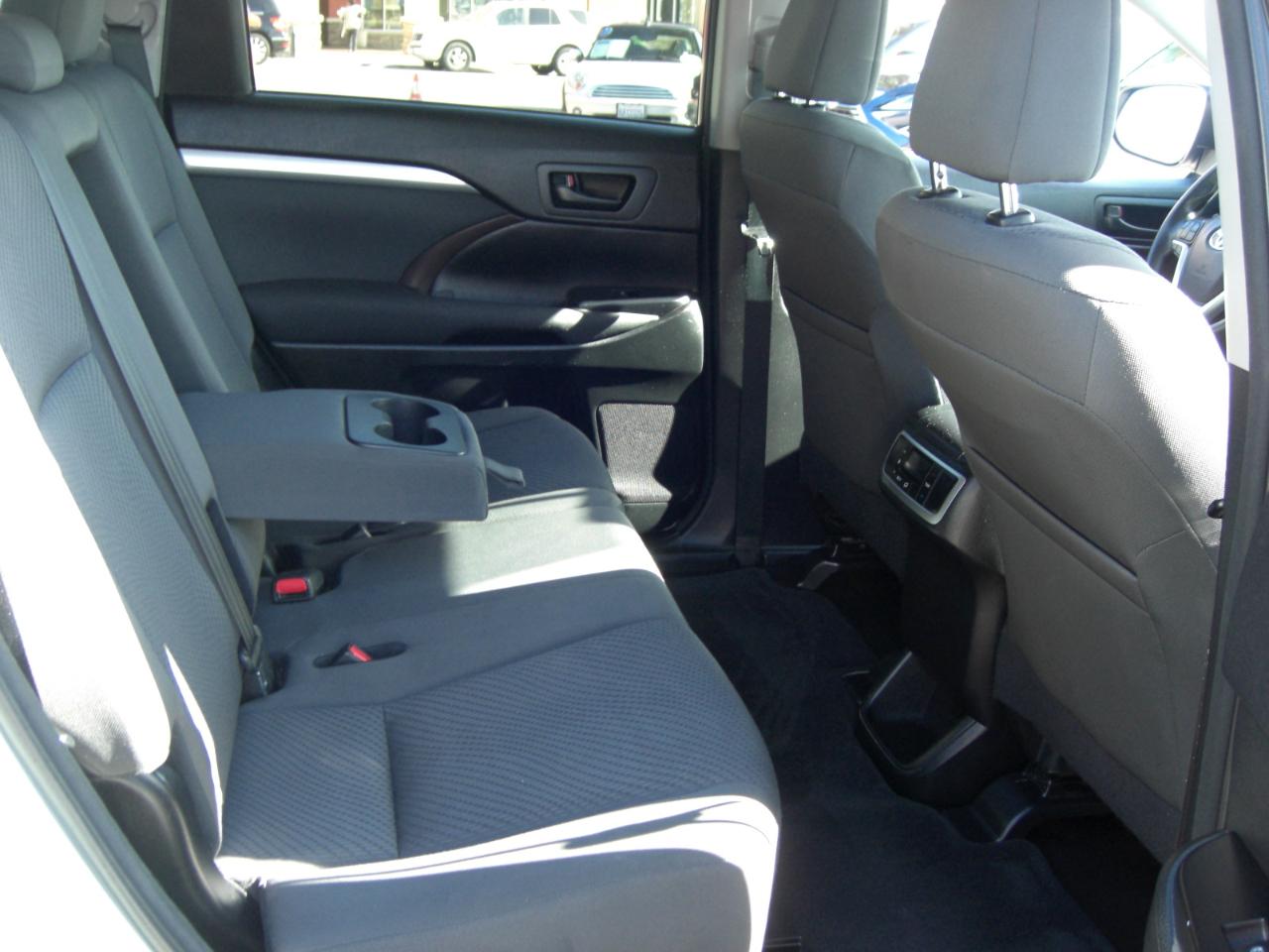 Toyota Highlander FWD 4dr V6 LE (Natl) 2016