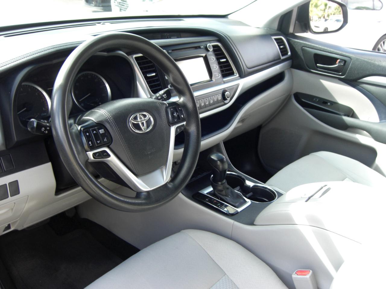 Toyota Highlander LE I4 FWD (Natl) 2017