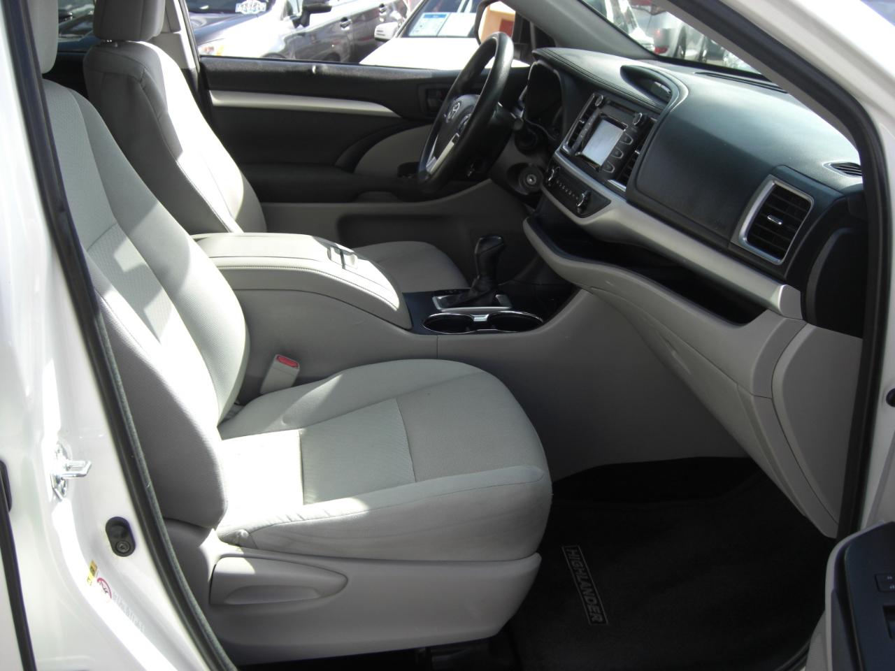 Toyota Highlander LE I4 FWD (Natl) 2017