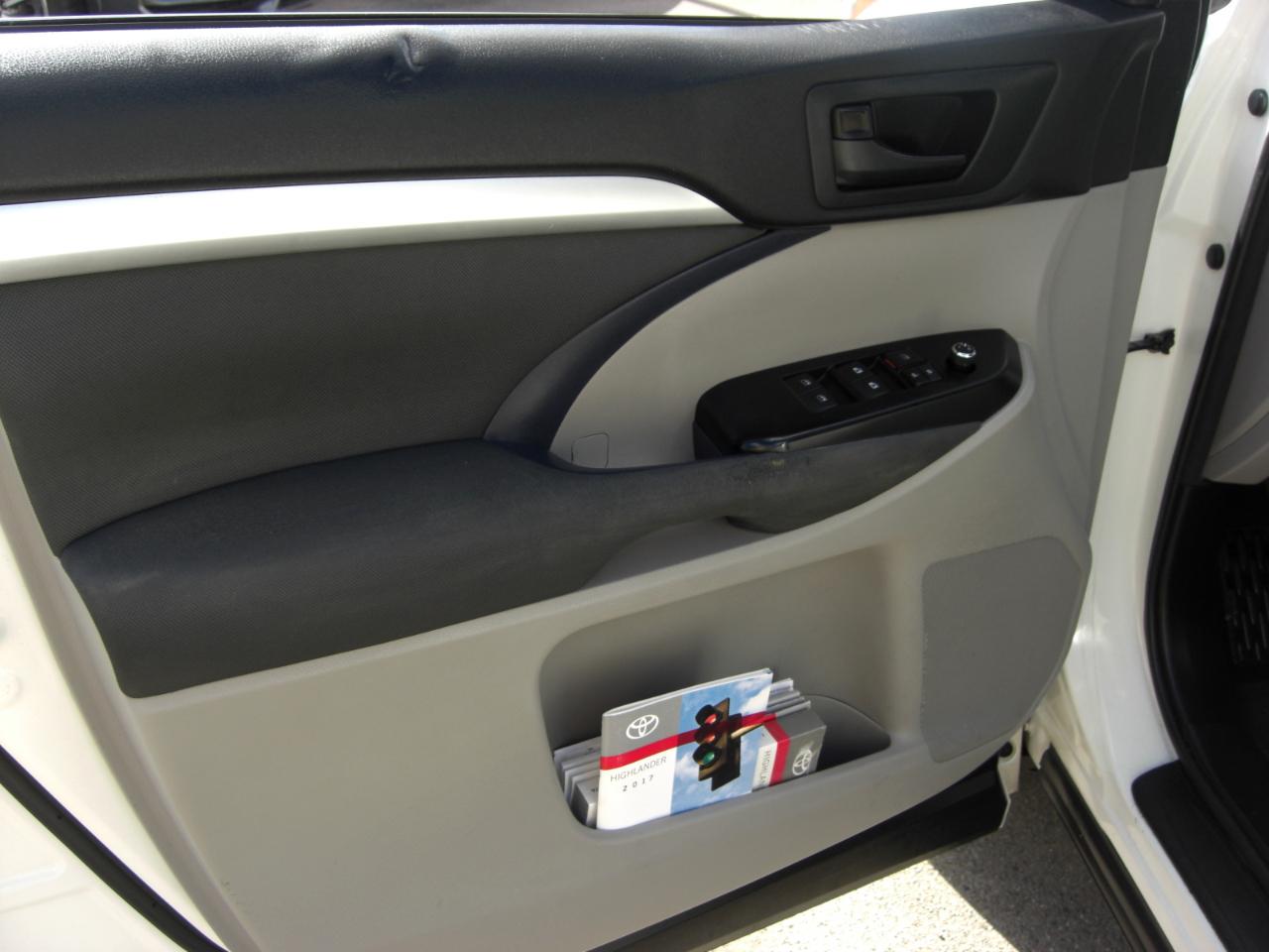 Toyota Highlander LE I4 FWD (Natl) 2017