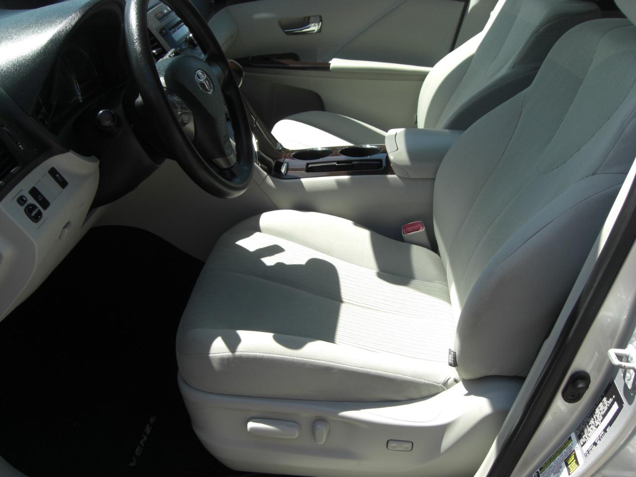 Toyota Venza 4dr Wgn V6 AWD (Natl) 2009