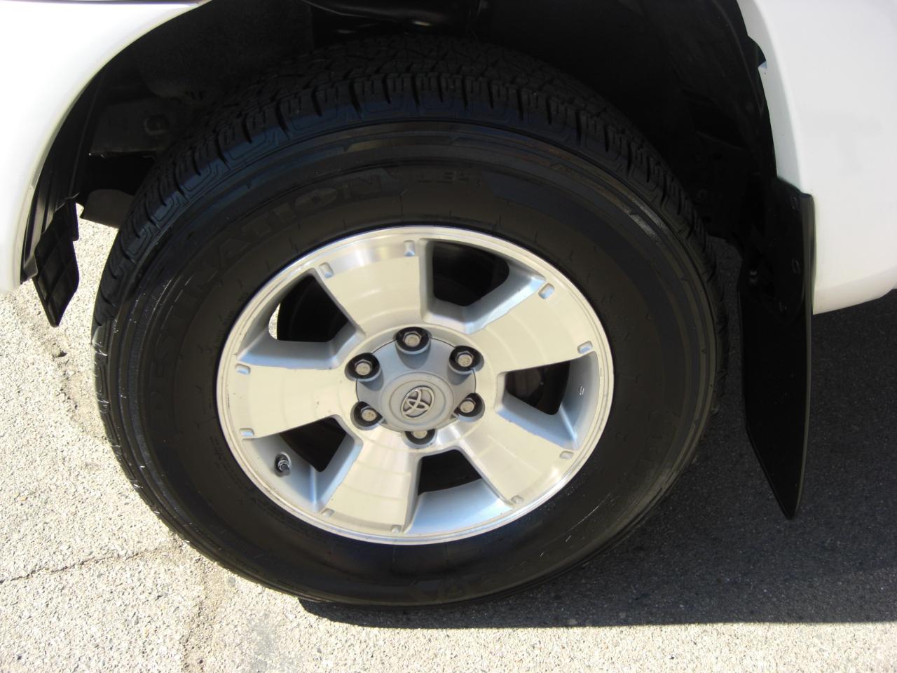 Toyota Tacoma 2WD Double Cab LB V6 AT PreRunner (Natl) 2012