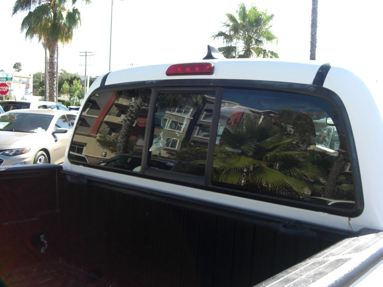 Toyota Tacoma 2WD Double Cab LB V6 AT PreRunner (Natl) 2012