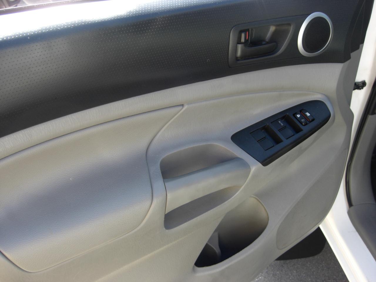 Toyota Tacoma 2WD Double Cab LB V6 AT PreRunner (Natl) 2012